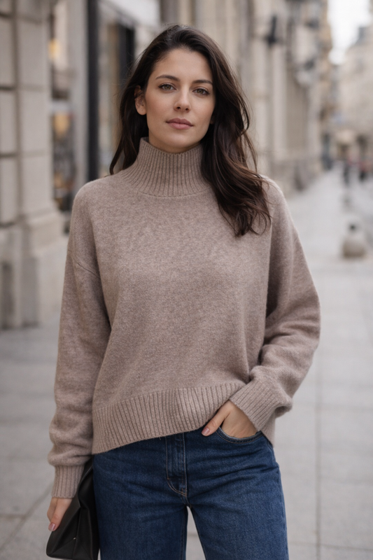 Mergina su vilnos megztiniu cappuccino