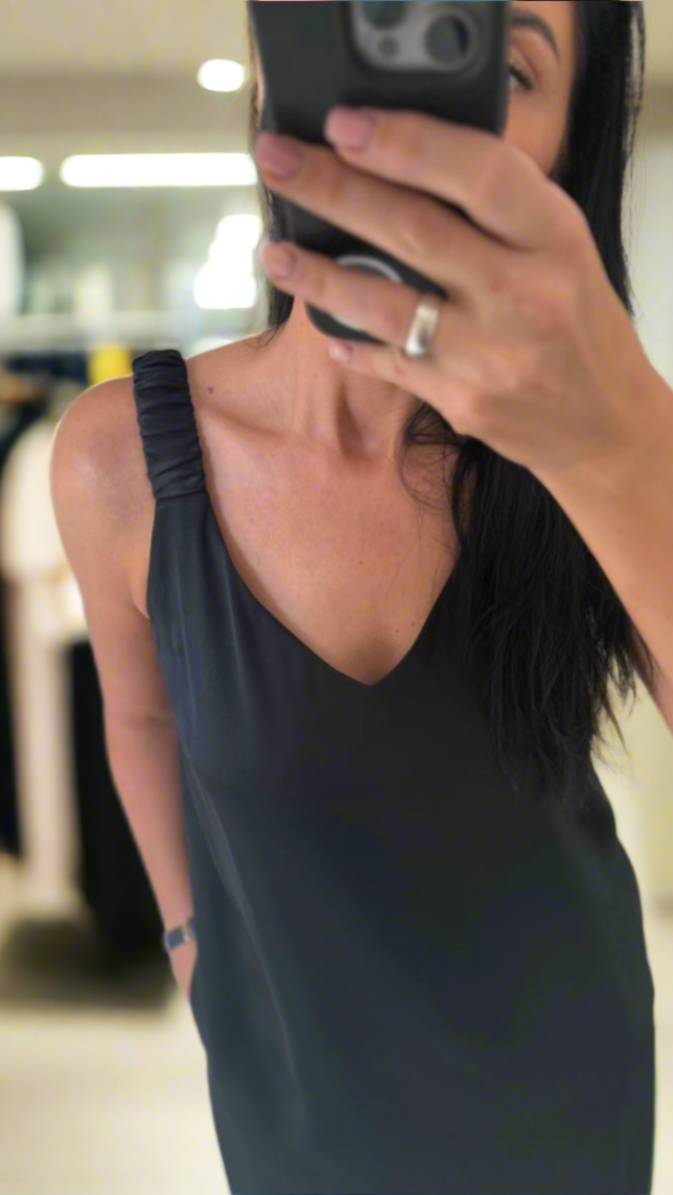 Juoda satino suknelė