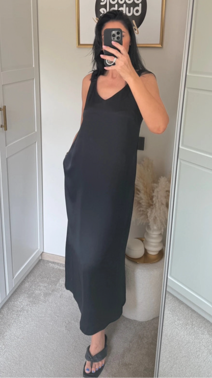 Juoda satino suknelė