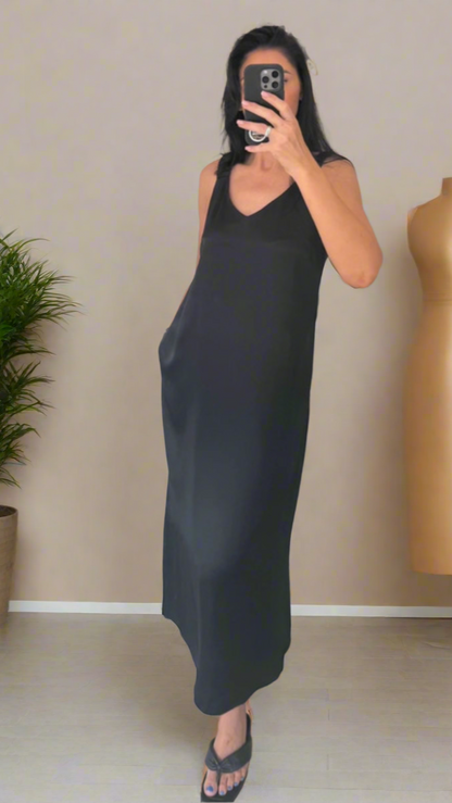 Juoda satino suknelė