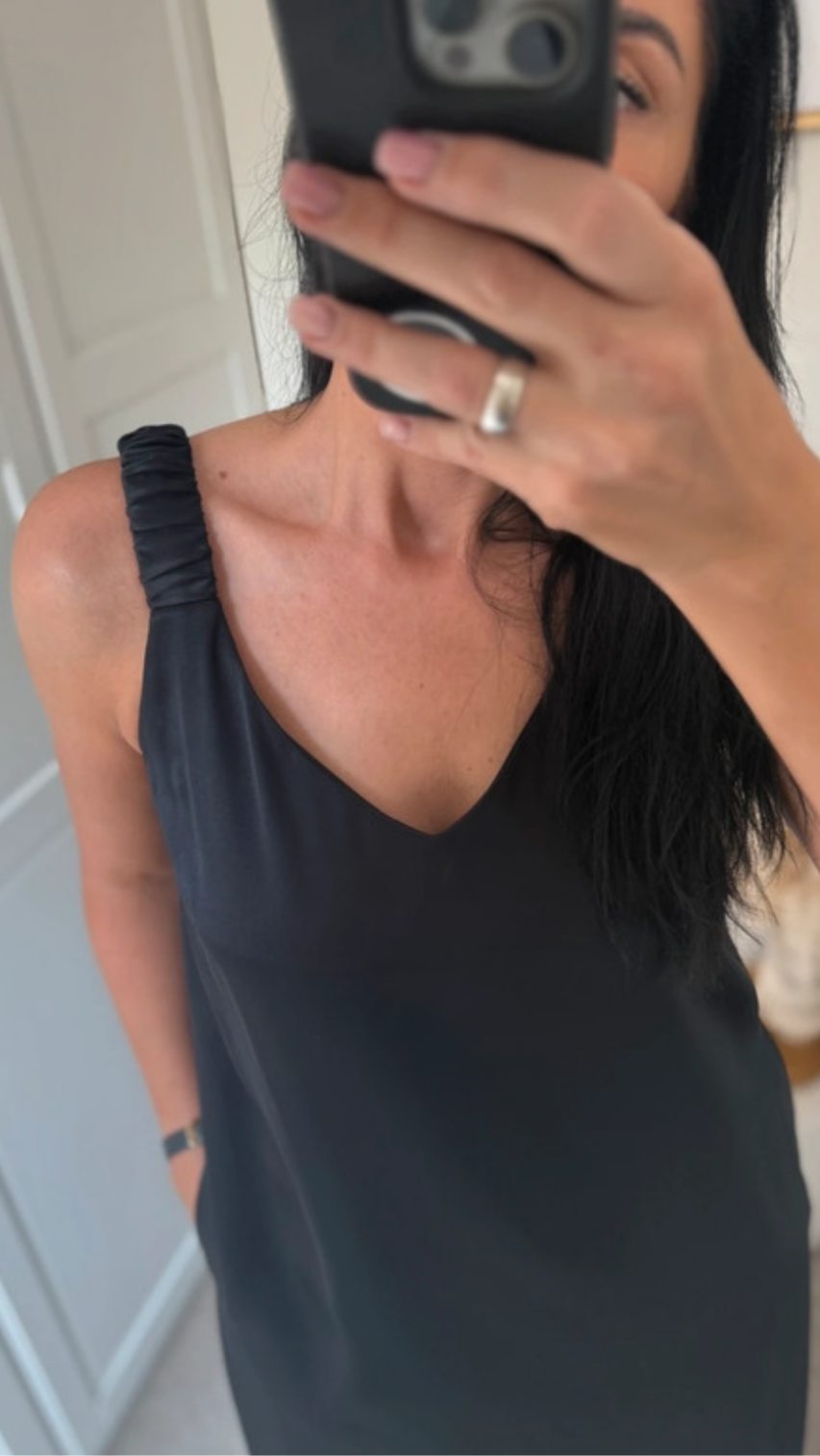 Juoda satino suknelė