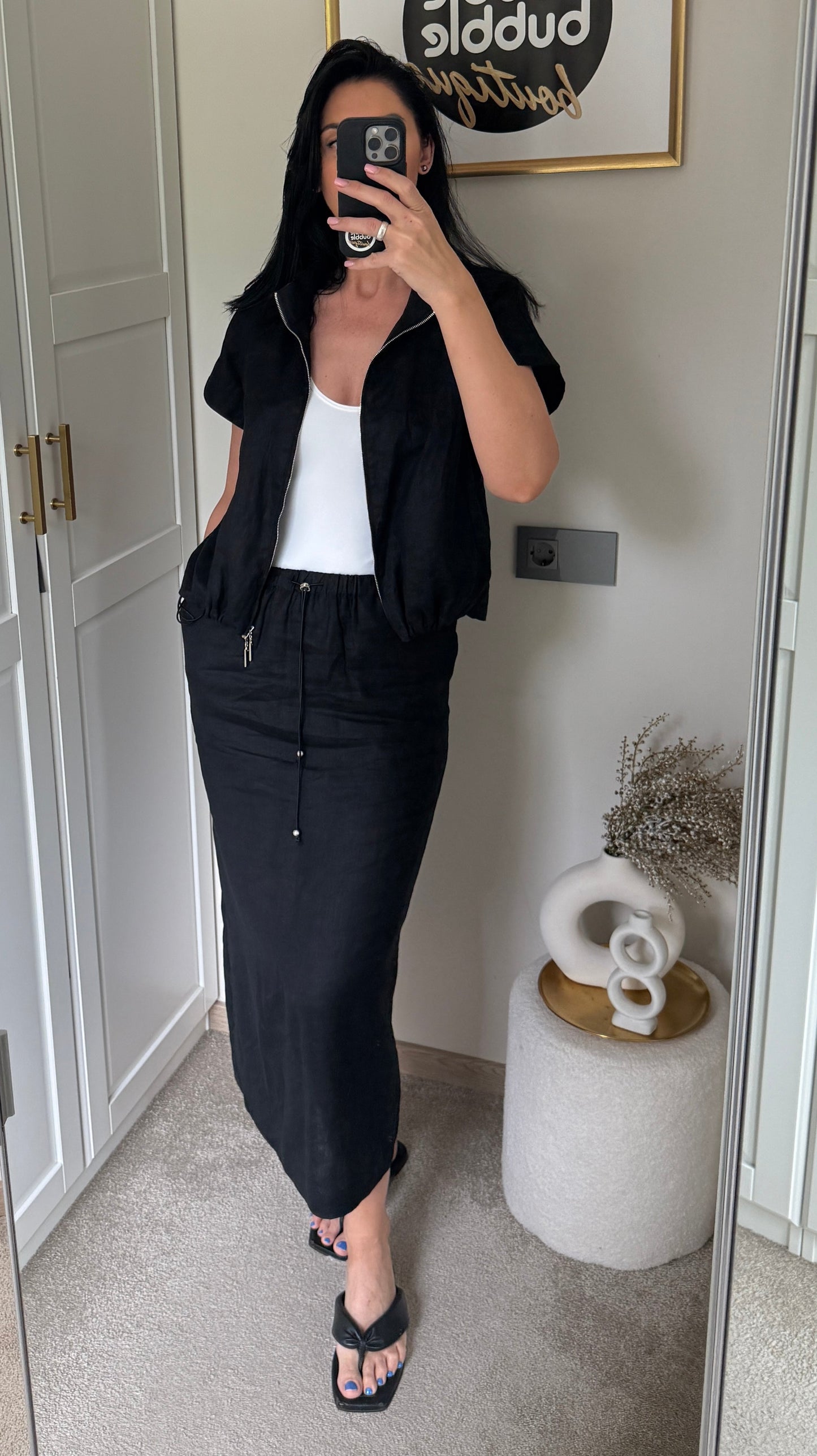 Lininis kostiumas su sijonu