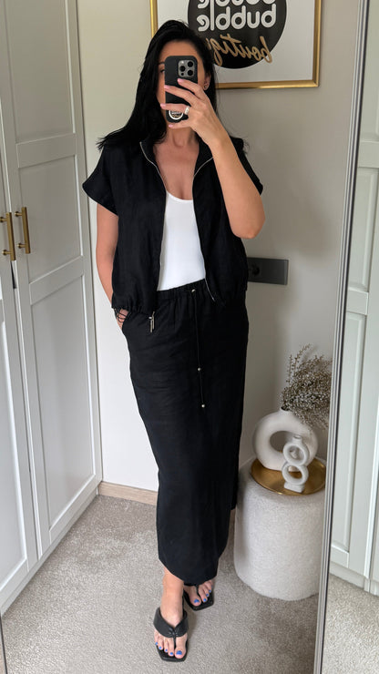 Lininis kostiumas su sijonu