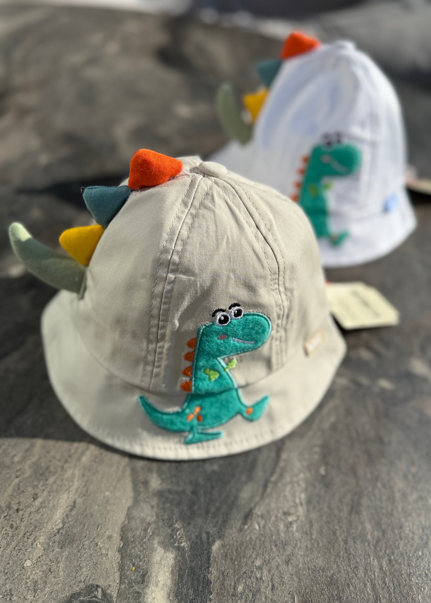 Kepurė su dinozauru