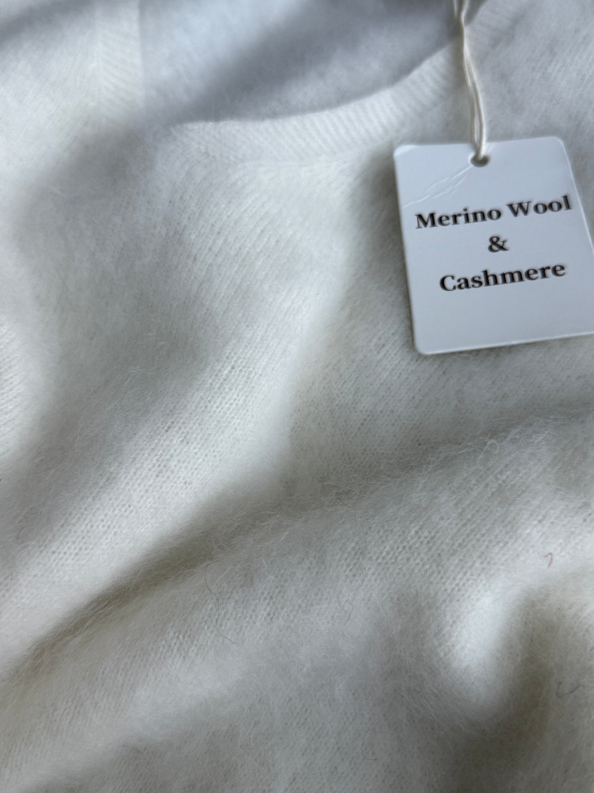 Merino, kašmyro ir šilko megztinis, V iškirpte, pieno