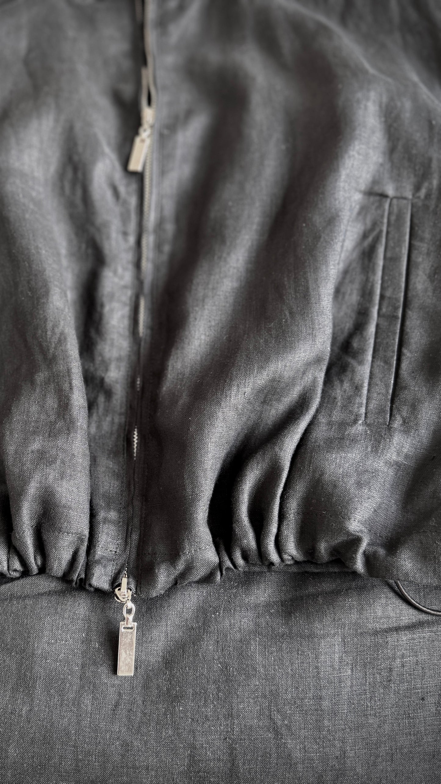 Lininis kostiumas su sijonu