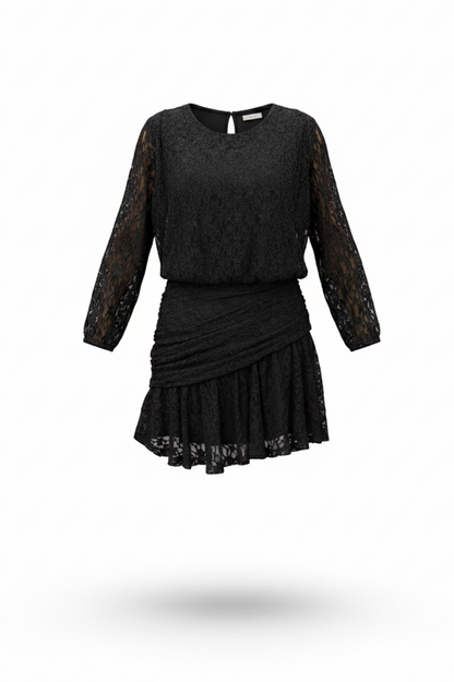 Juoda mini suknele su draperijos baltam fone