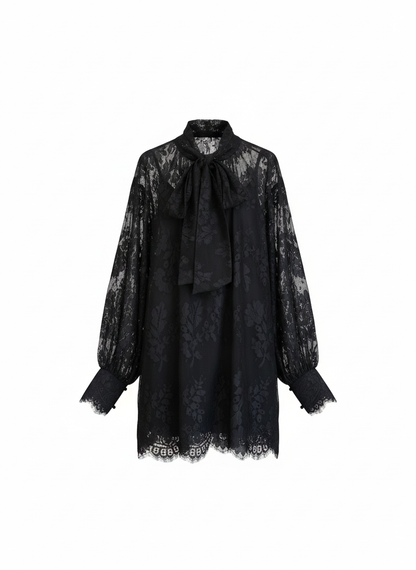 Juoda mini neriniu suknele su dideliu kaspinu