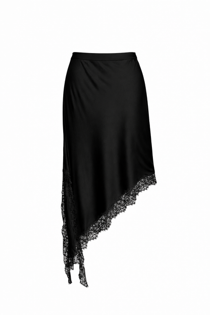 Asimetrinis juodas satino sijonas baltame fone