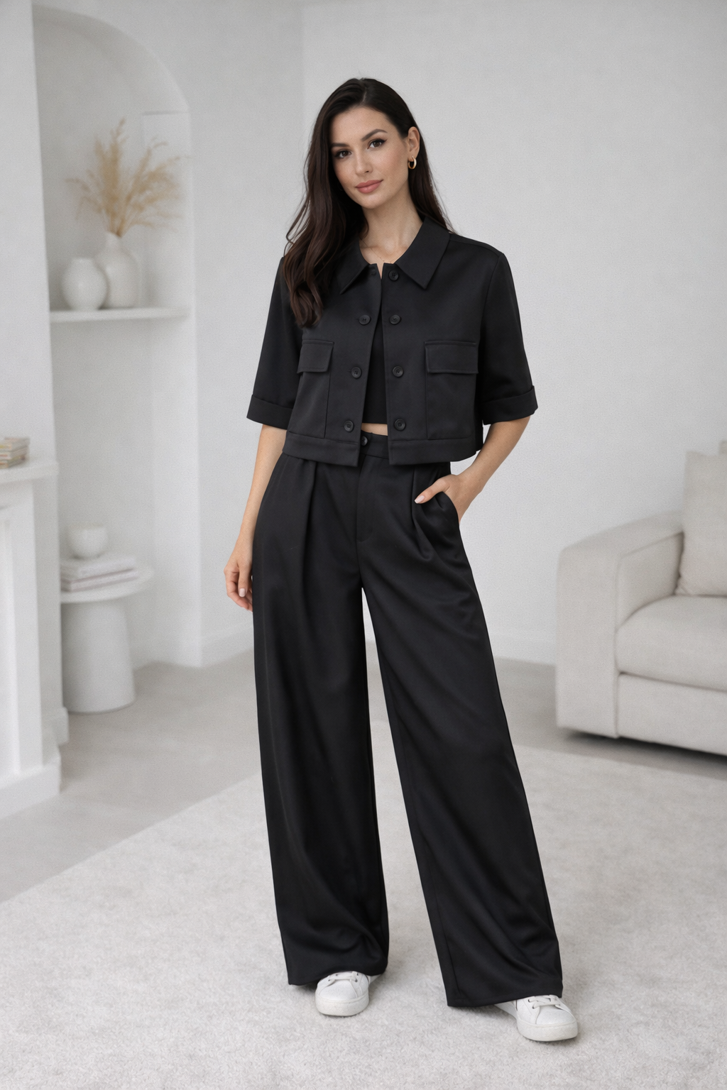 Juodas kostiumas su trumpu svarkeliu