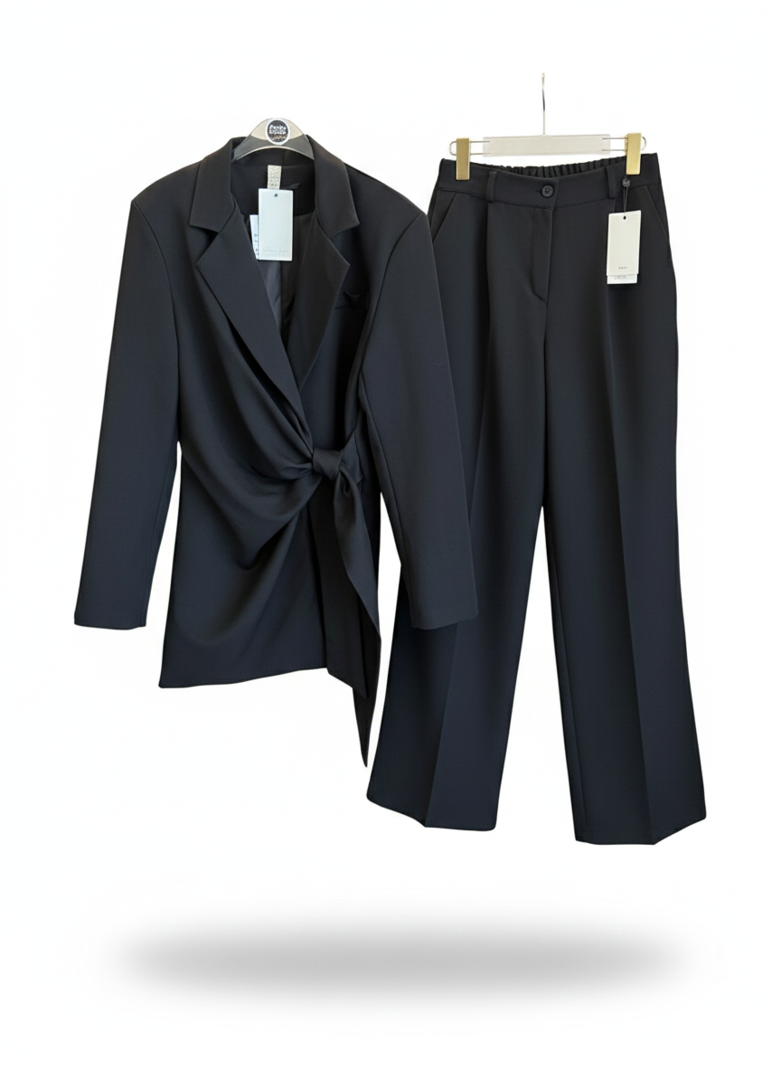 Juodas kelniu kostiumas su surišamu svarku