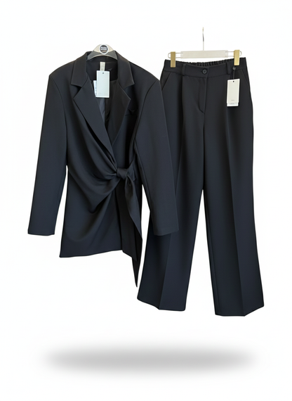 Juodas kelniu kostiumas su surišamu svarku