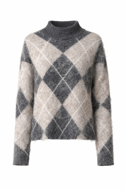 Pilkas veltas megztinis su rombais baltam fone