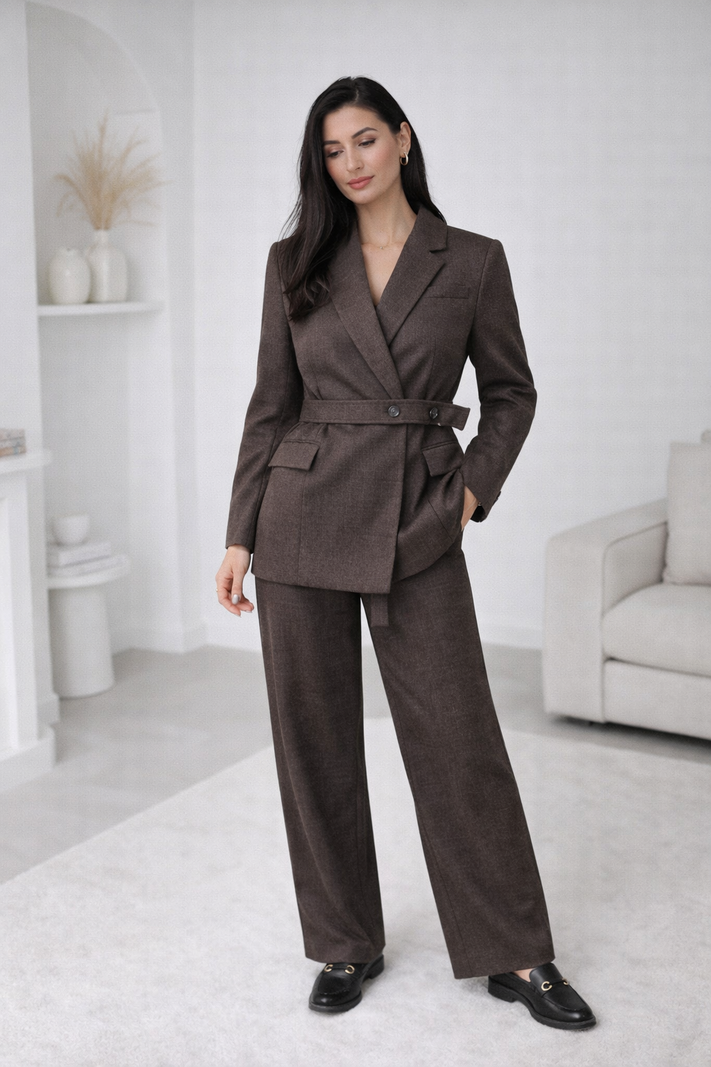 Rudas melanz kostiumas su plačiomis ilgomis kelnemis