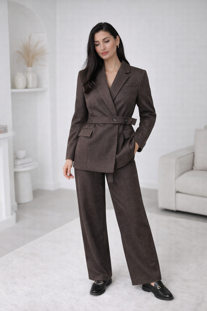 Rudas melanz kostiumas su plačiomis ilgomis kelnemis