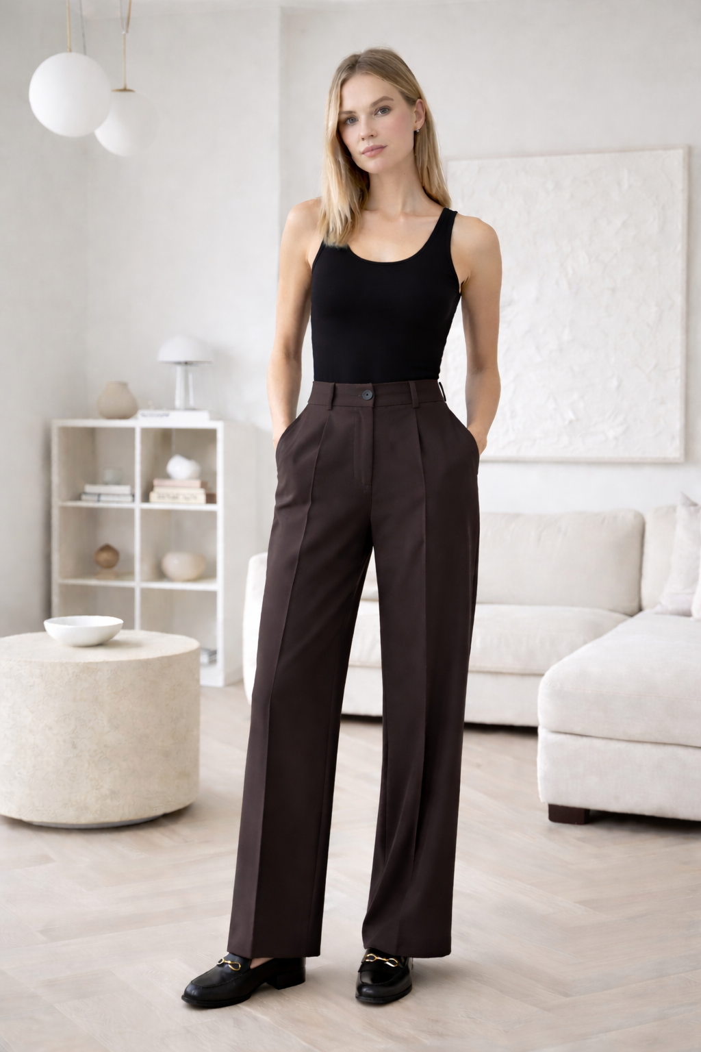 Rudos kostiuminės kelnes ant merginos