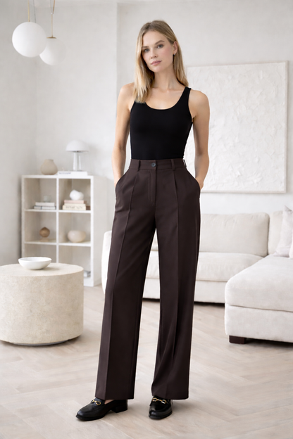 Rudos kostiuminės kelnes ant merginos